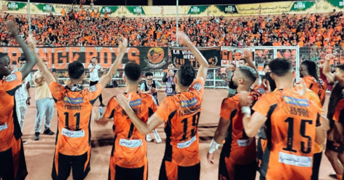 Les joueurs de la RS de Berkane célébrant avec leurs supporters.
