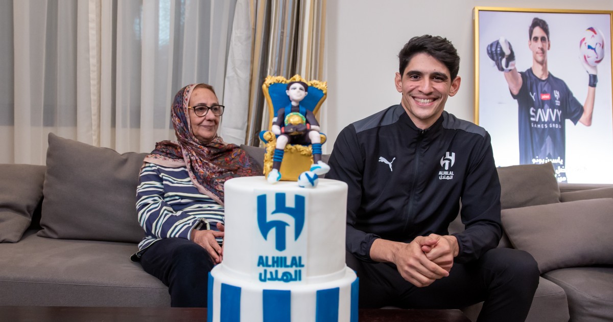 Yassine Bounou célèbre en compagnie de sa mère le prix du meilleur gardien africain de l'année.