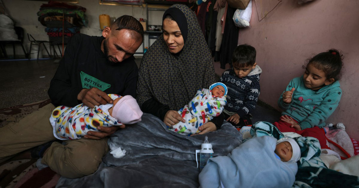 Une Palestinienne déplacée par la guerre à Gaza accouche de quadruplés