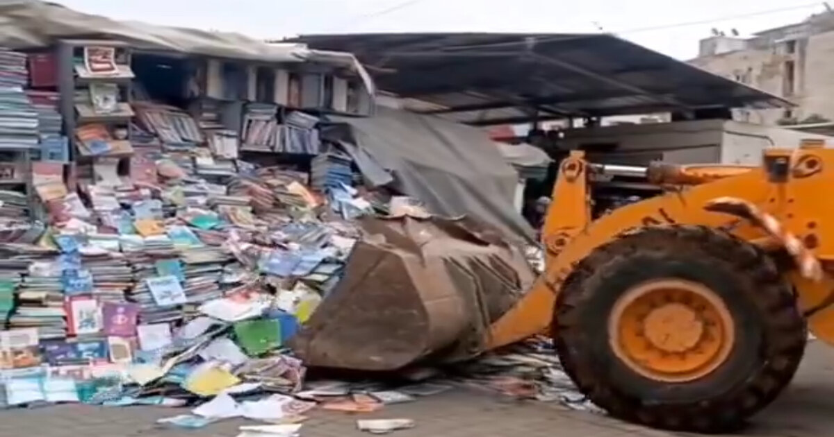 Un bulldozer chargeant un amoncellement de livres au marché El Bhira à Casablanca