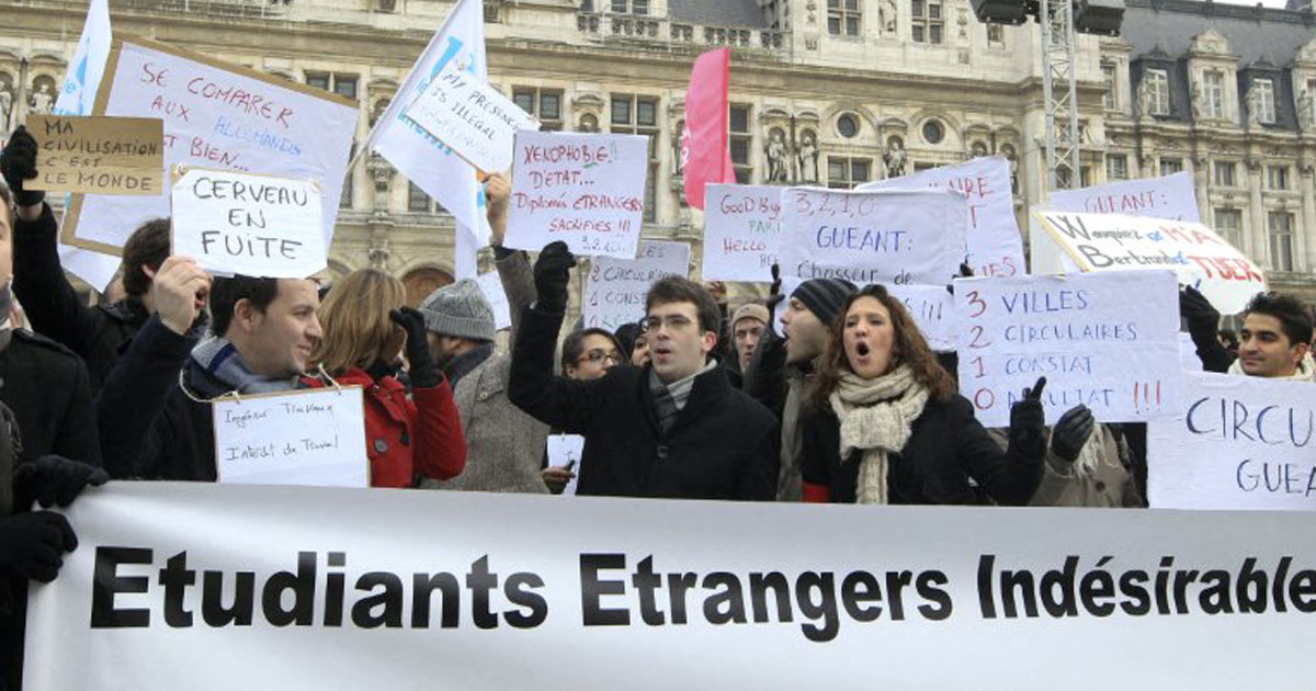 Loi immigration: la caution demandée aux étudiants étrangers "n'est pas une bonne idée", selon Macron