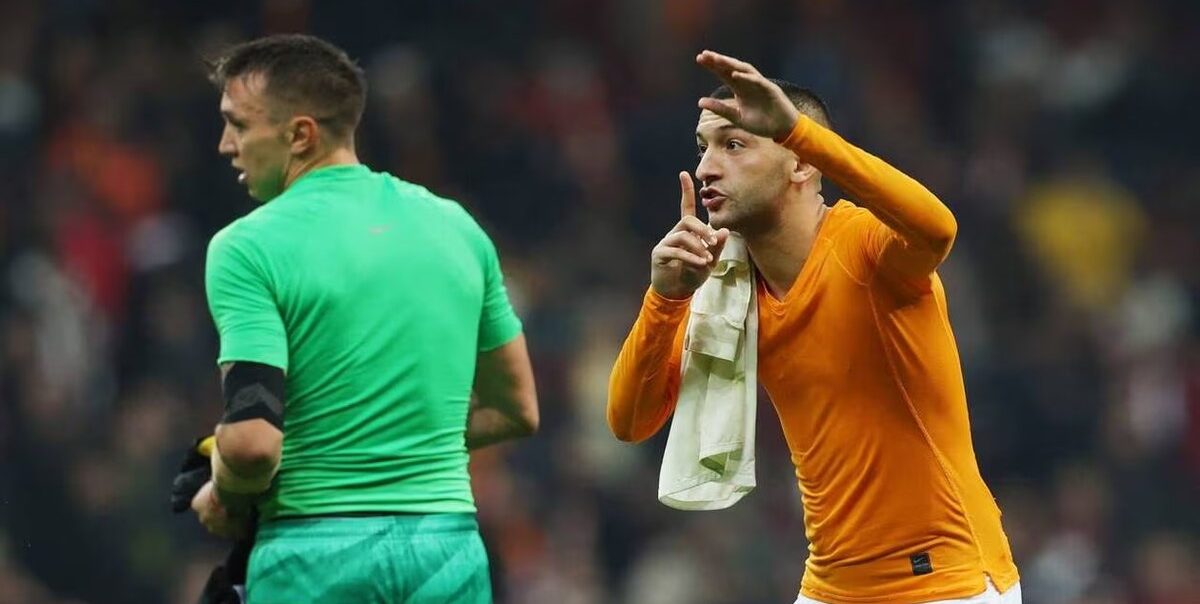Hakim Ziyech après son match spectaculaire célébrant avec les supporters du Galatasaray.