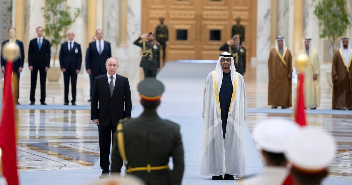Poutine reçu avec les honneurs à Abou Dhabi, avant de se rendre en Arabie saoudite