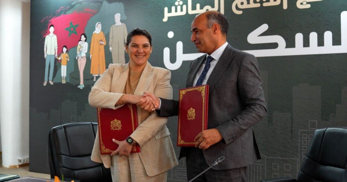 La ministre de l’Aménagement du territoire national, de l’Urbanisme, de l’Habitat et de la Politique de la ville, Fatima Ezzahra El Mansouri et le président du Conseil National de l'Ordre des Notaires du Maroc, Hicham Sabiry.