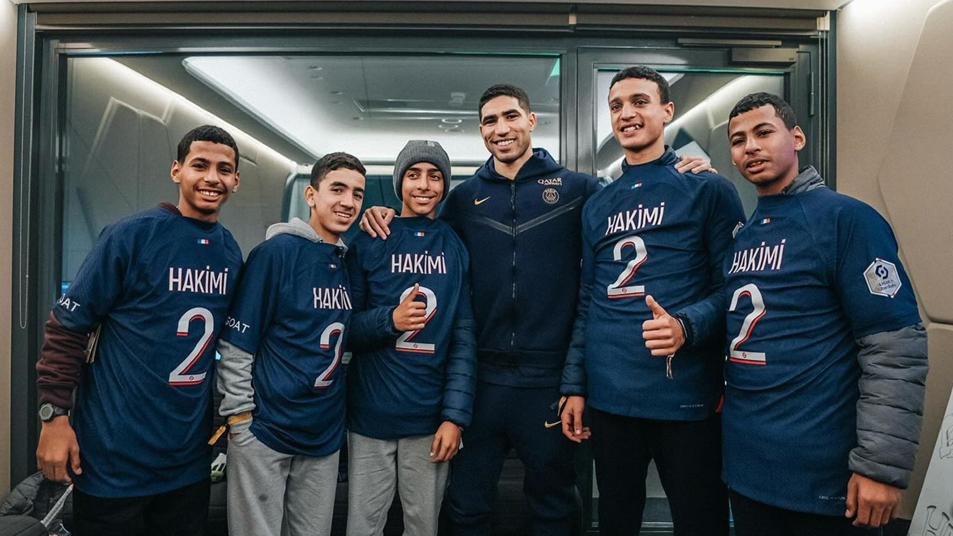 Achraf Hakimi est ses invités au Parc des Princes en marge du match PSG-Metz.
