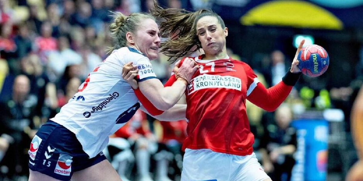 Le Danemark de Louise Burgaard (à droite), ici au duel avec la Norvégienne Vilde Ingstad