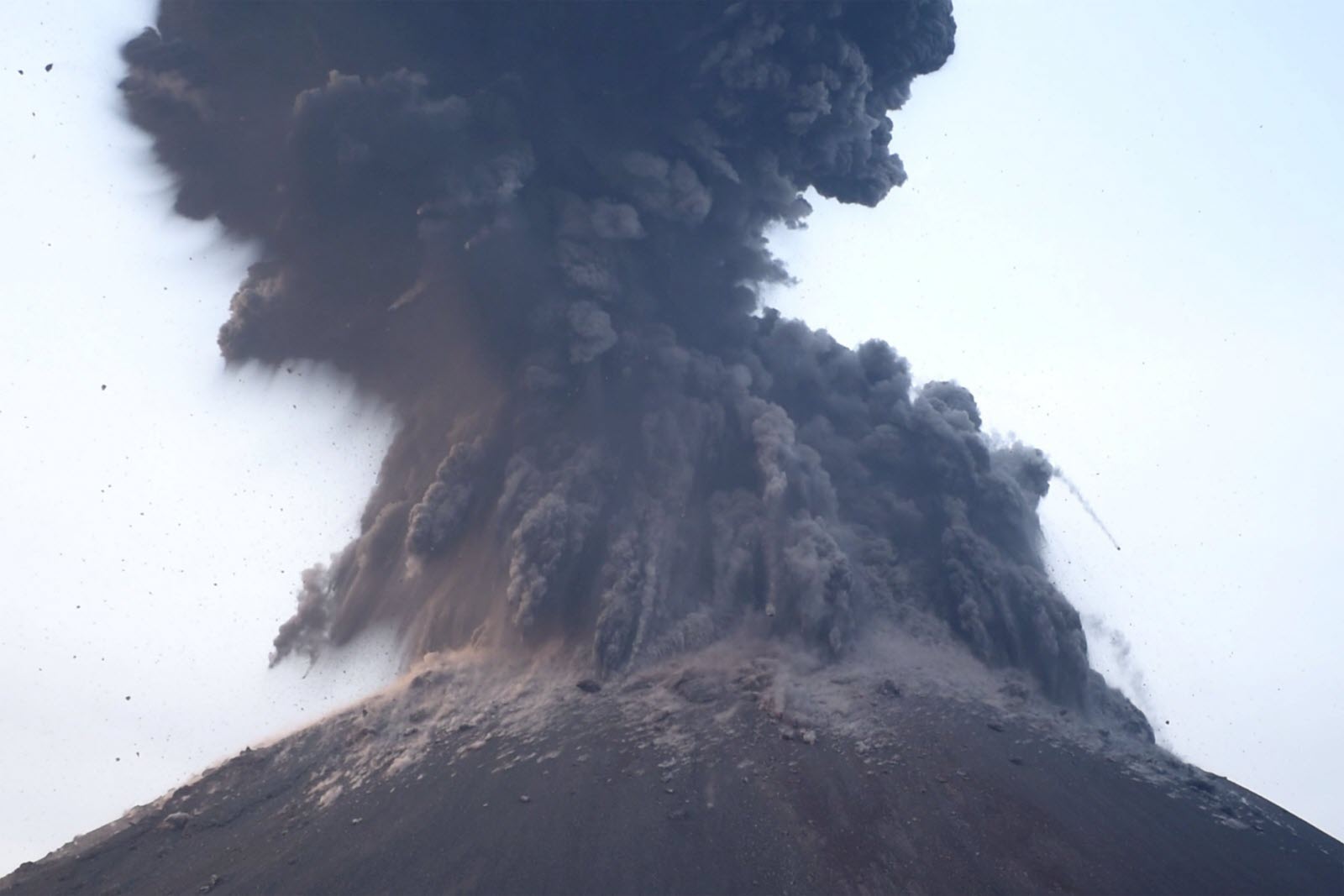 Le mont Marapi en éruption sur l'île de Sumatra (Indonésie)