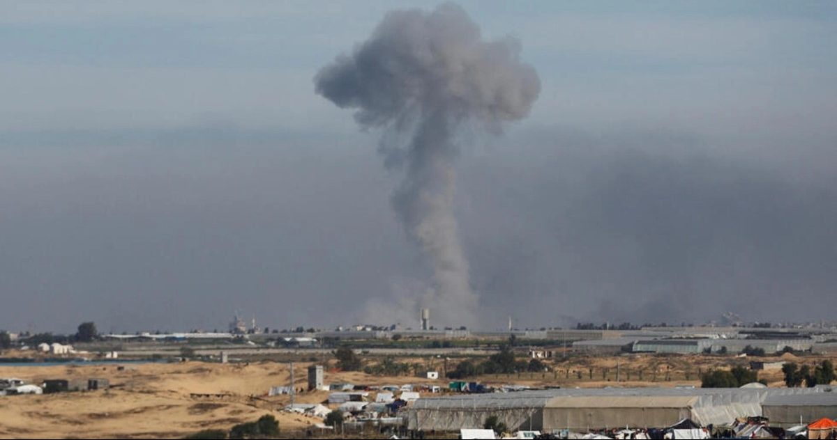 De la fumée s'élève au-dessus de Rafah après une frappe, le 8 janvier 2024.