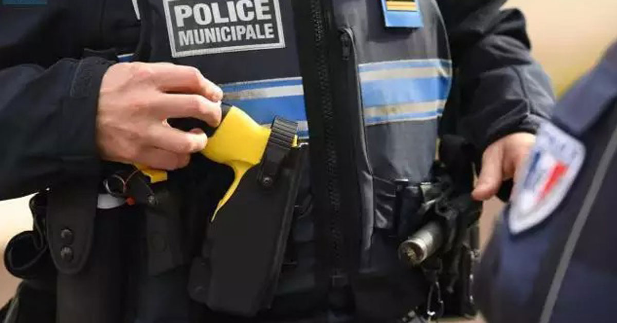 France: un homme décède après avoir reçu une dizaine de décharges de pistolet électrique par la police (parquet)