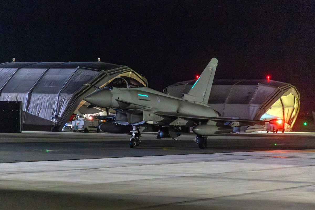 Les frappes américano-britanniques ont visé des sites militaires dans plusieurs villes contrôlées par les Houthis,