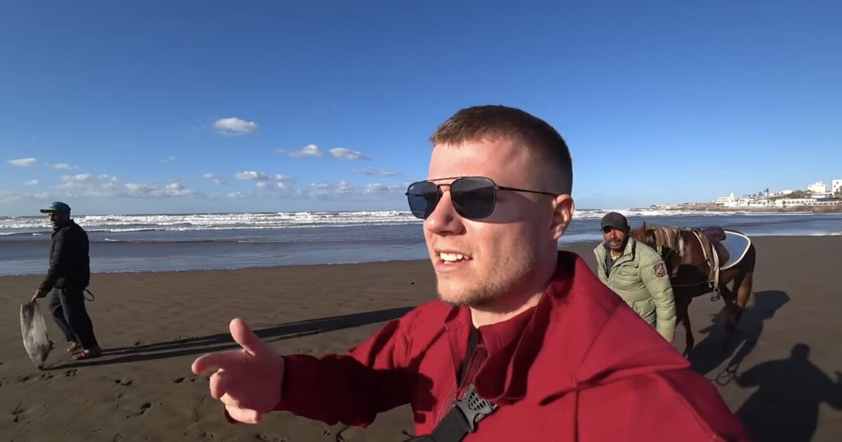 Kurt Caz, youtubeur sud-africain à la plage de Aïn Diab.