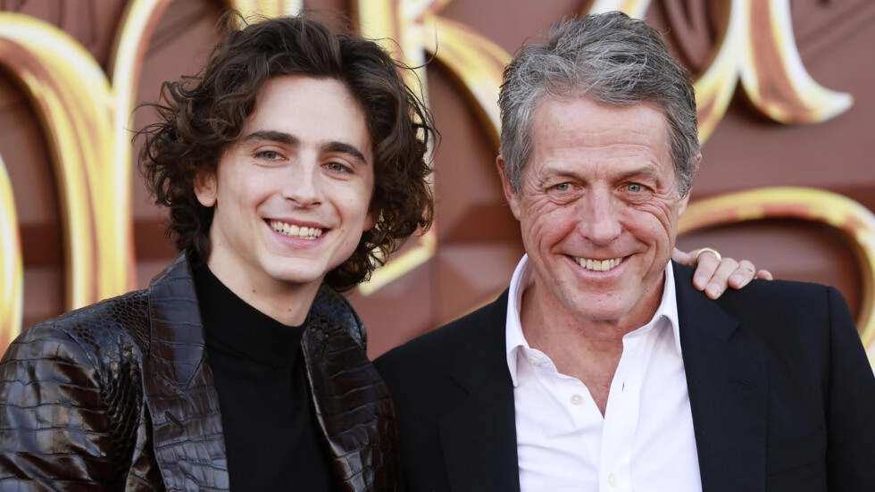 Les acteurs Timothée Chalamet et Hugh Grant lors d'une première du film "Wonka" à Westwood, en Californie