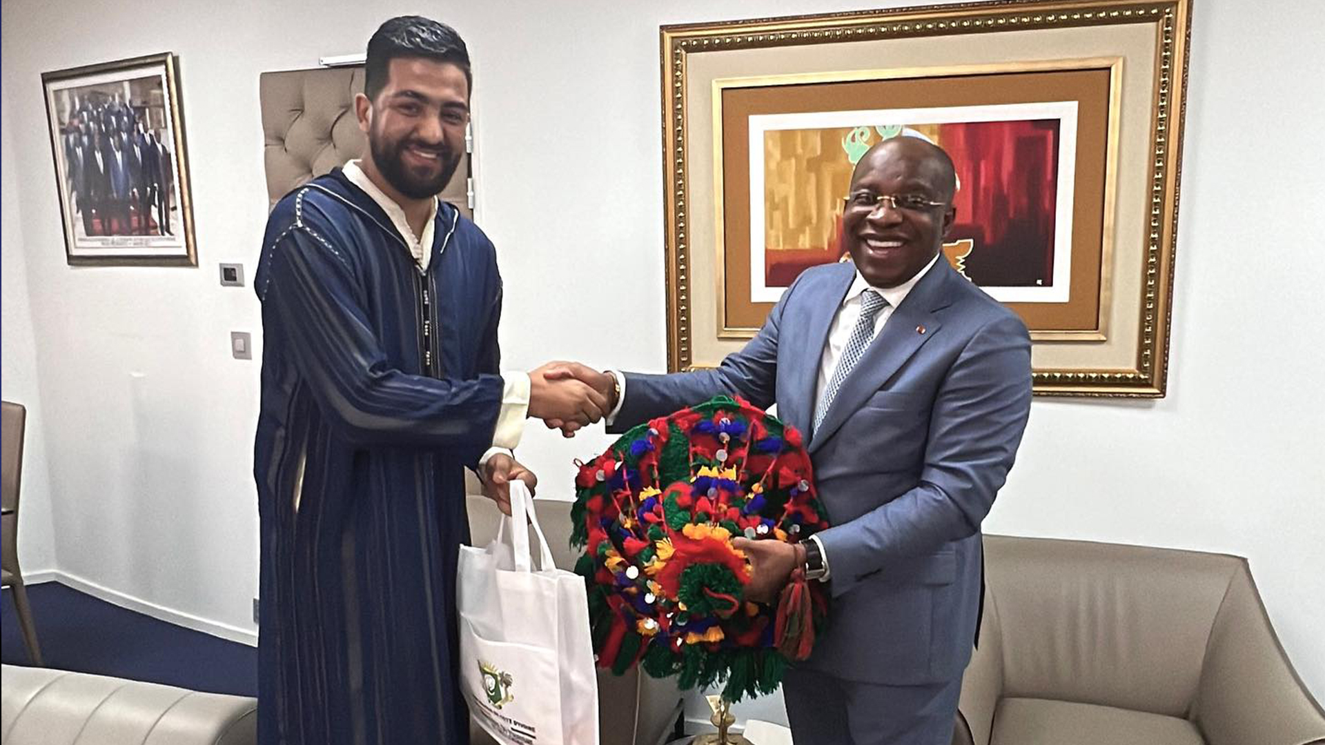 Le créateur de contenu marocain Saber Chawni lors de sa rencontre avec le ministre Ivoirien du Tourisme, Siandou Fofana.