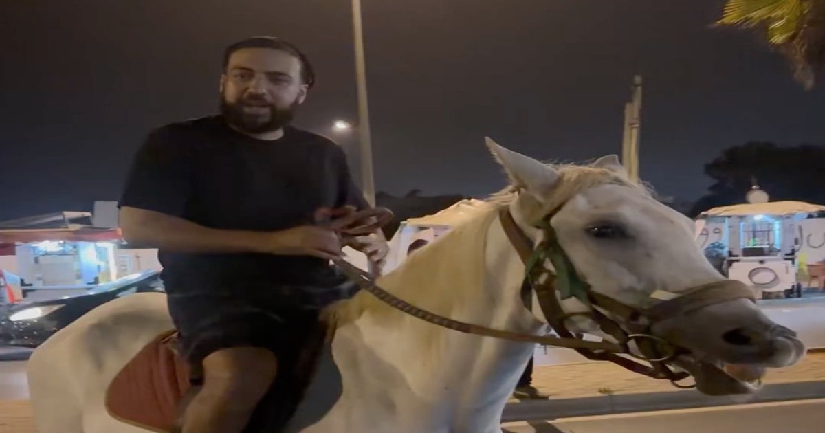 French Montana à dos de cheval à Casablanca lors de son passage au Maroc.