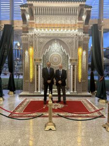 kamal bedraoui et zouhair kabbaj posant devant la fontaine marocaine à l'ua