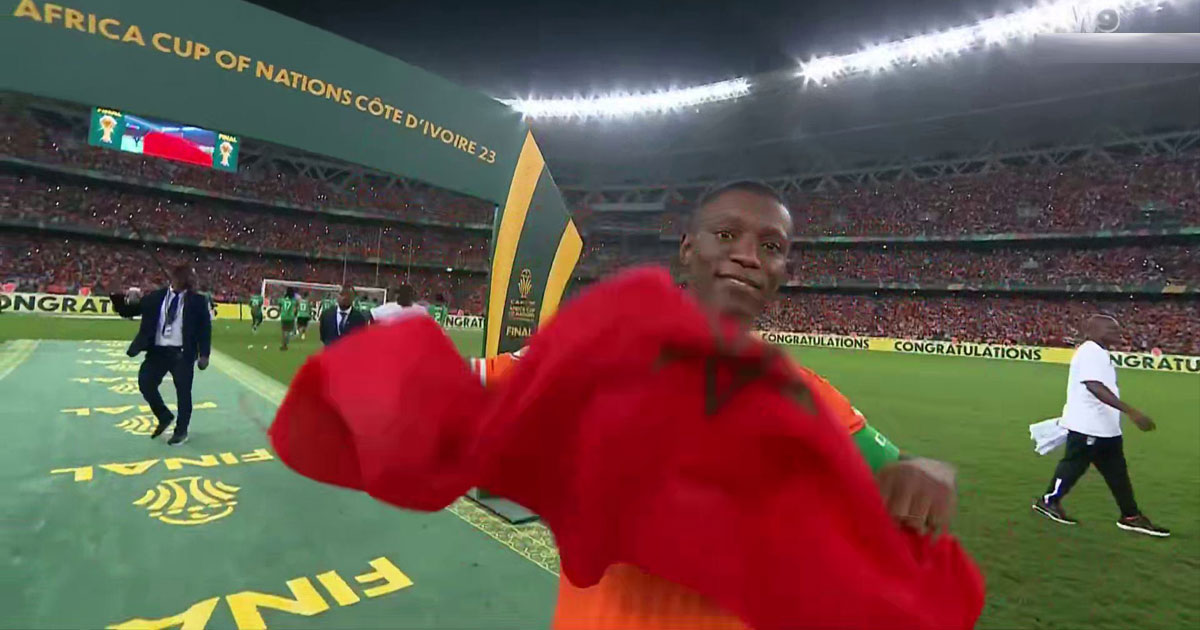 l'attaquant ivoirien n° 15 max alain gradel également capitaine d'éuqipe portant le drapeau marocain en guise de reconnaissance envers le maroc qui a qualifié la côte d'ivoire aux 8es