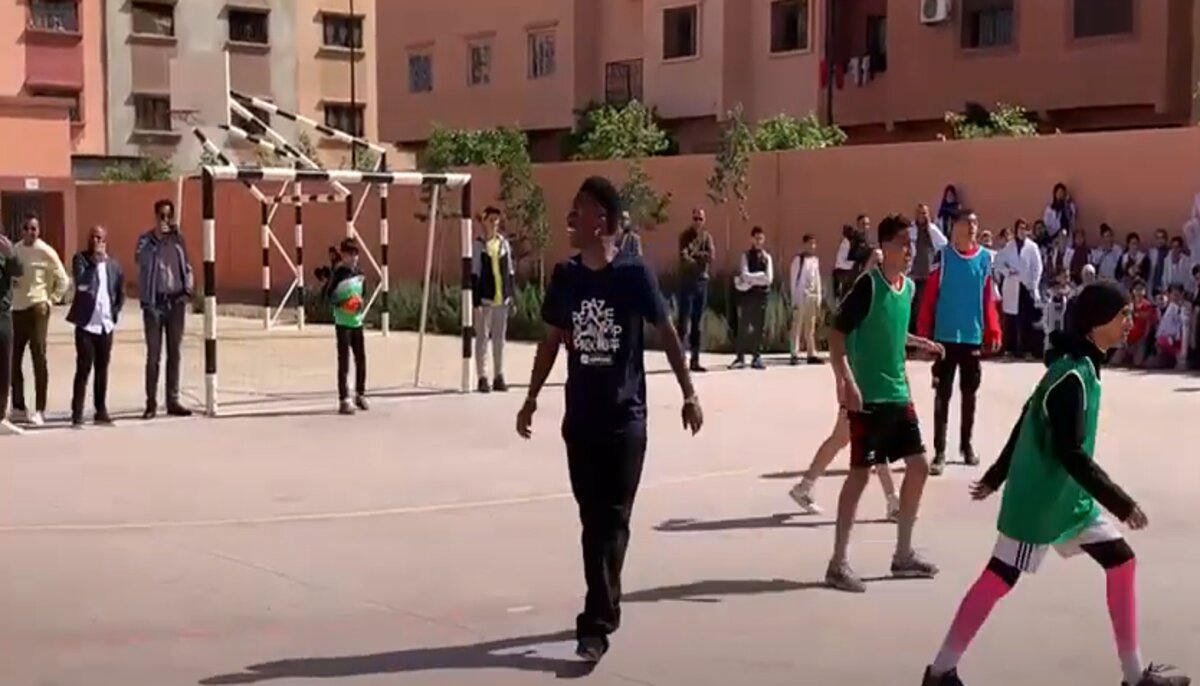 Vinicius junior jouant au football dans une école publique à Marrakech.