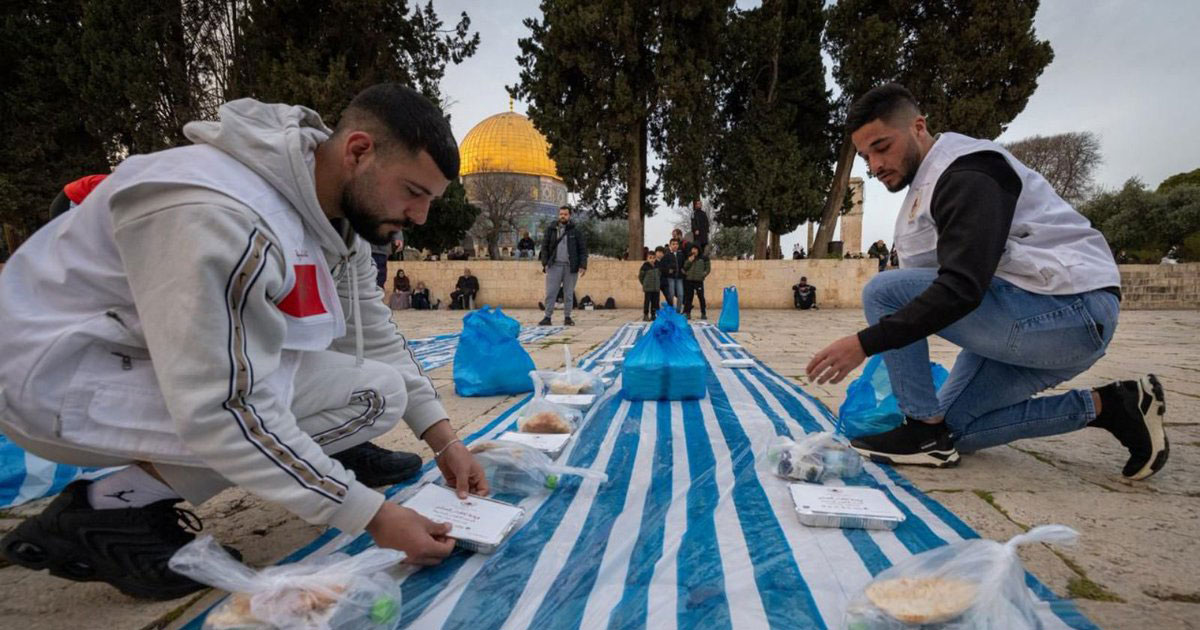 L’Agence Bayt Mal Al Qods achève l’opération du panier alimentaire et poursuit la distribution des repas à Al Qods