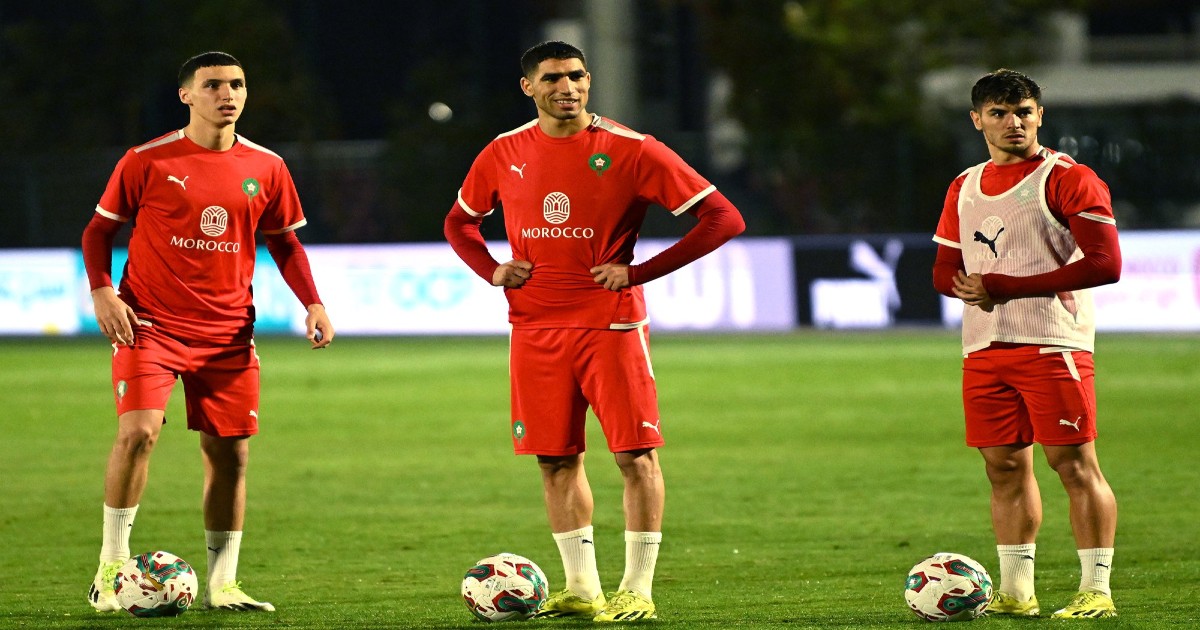 Bilal El Khannoussn Achraf Hakimi et Brahim Diaz lors du de la dernière séance d'entraînement des Lions de l'Atlas avant le match contre l'Angola.