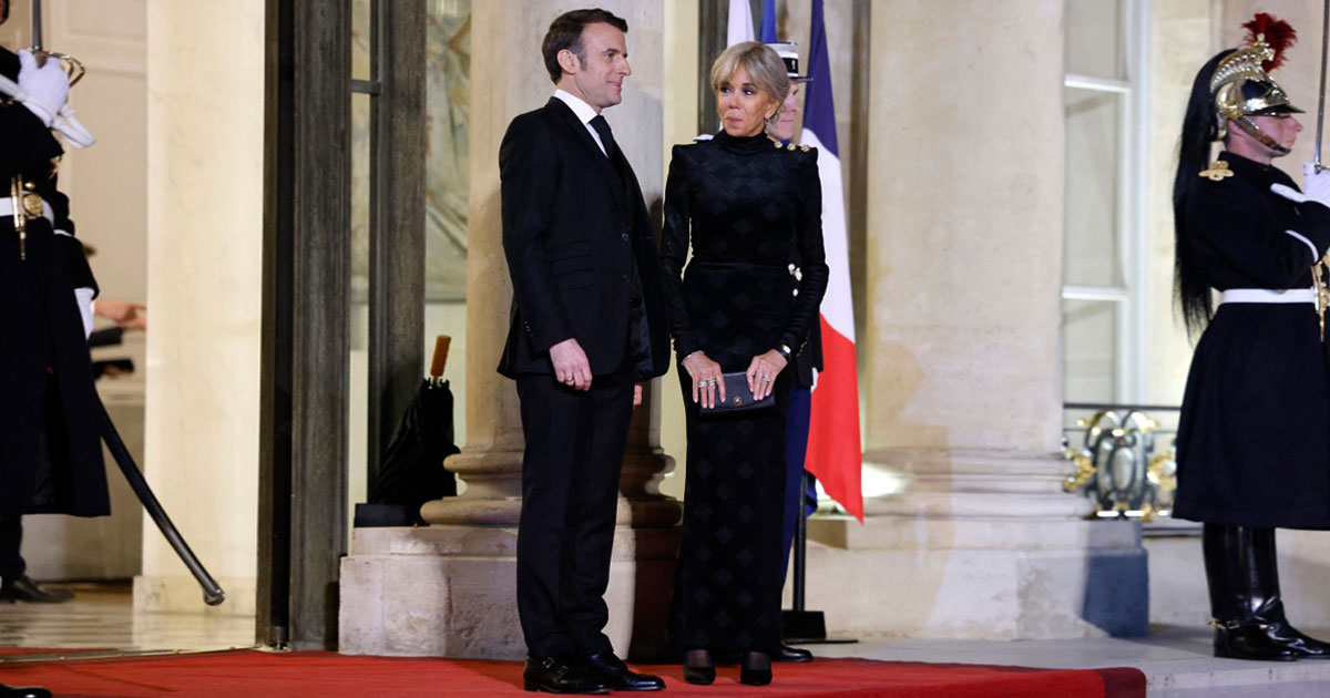 Emmanuel Macron dénonce les "fausses informations" concernant sa femme