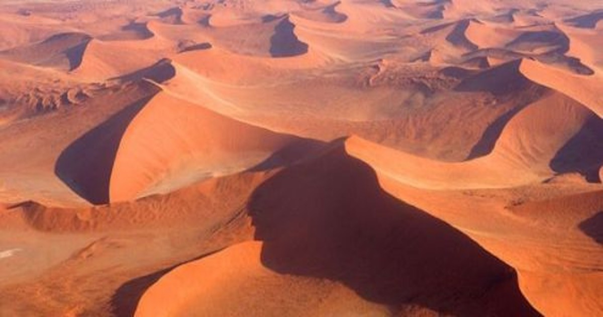 Vu du ciel des dunes étoilées du Sahara Marocain.