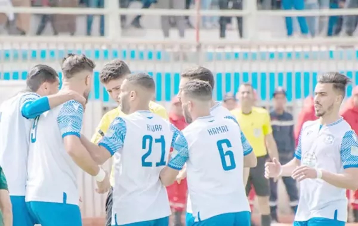 Les joueurs des clubs algériens de MC El Bayadh et de l’US Souf.