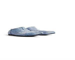 La mule plate en denim bleu de la Collection Balenciaga pour l'Été 2024.