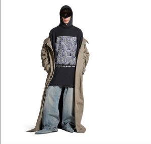La mule plate en denim bleu de la Collection Balenciaga pour l'Été 2024.