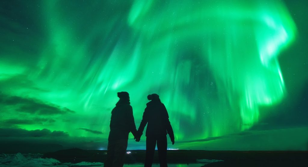 northern,lights,over,couple,in,love,in,iceland