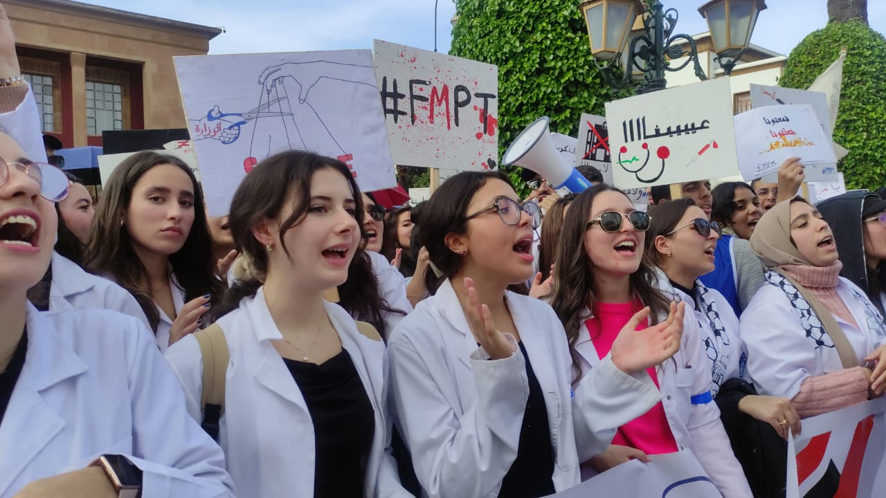 Manifestation des étudiants en médecine devant le parlement à Rabat.