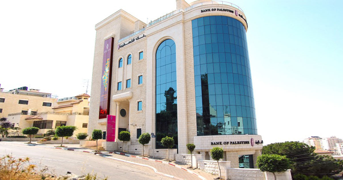 Gaza: des groupes armés ont dérobé 66 millions d'euros à la Banque de Palestine, selon Le Monde