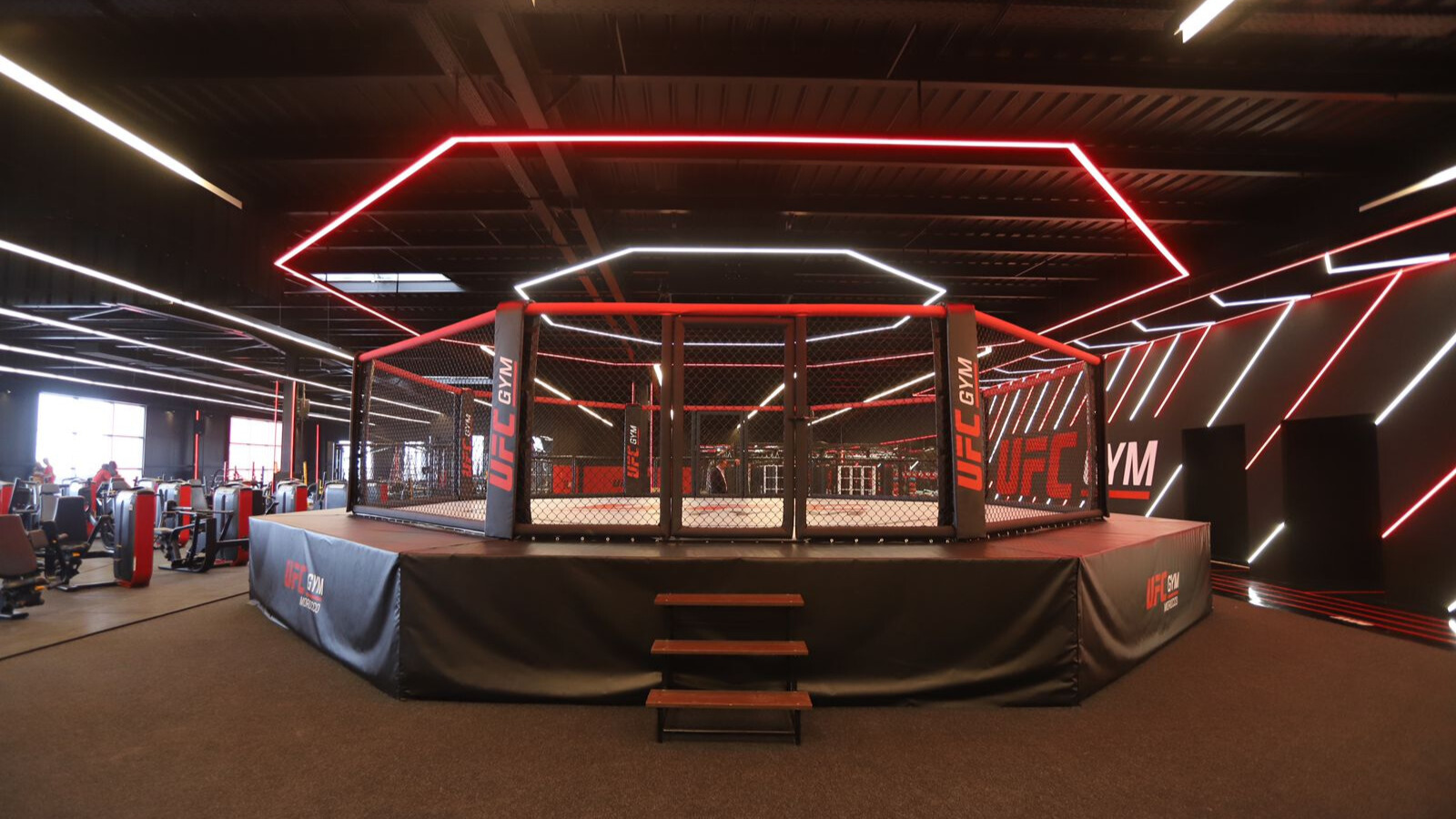 L'octogone du premier UFC Gym d'Afrique.