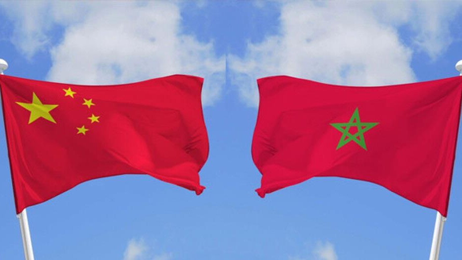 Drapeaux du Maroc et de la République populaire de Chine.