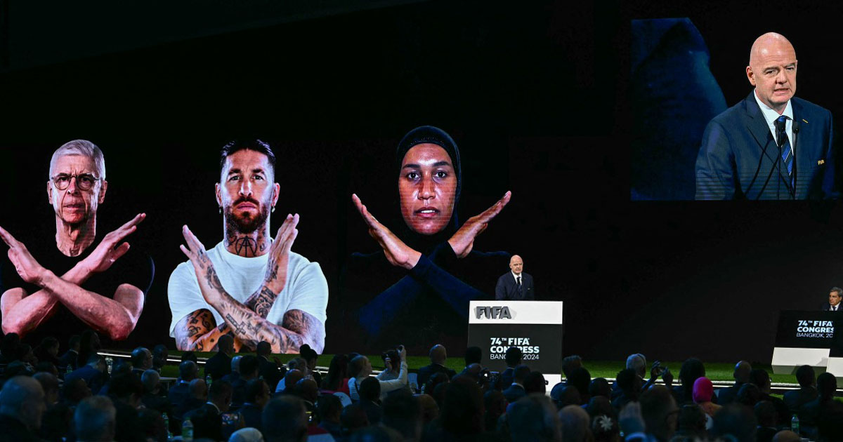 Foot: un X avec les mains pour dénoncer un comportement raciste, propose la Fifa