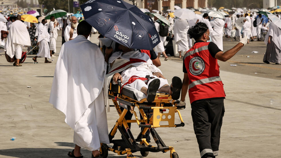 Les sauveteurs emportent un homme, affecté par la chaleur, au pied du mont Arafat, à l'est de La Mecque en Arabie saoudite, le 15 juin 2024. © Fadel Senna, AFP