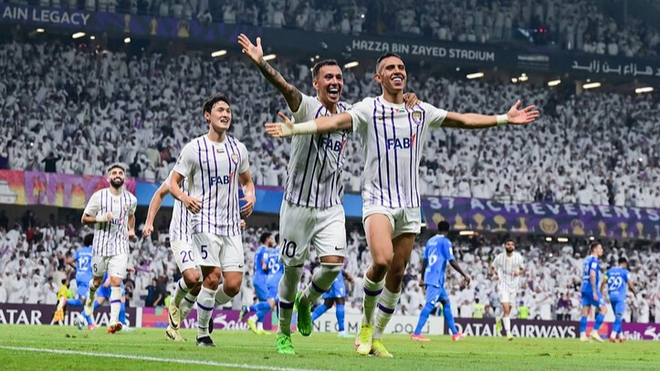 Soufiane Rahimi célébrant son but avec ses coéquipiers d'Al Ain.