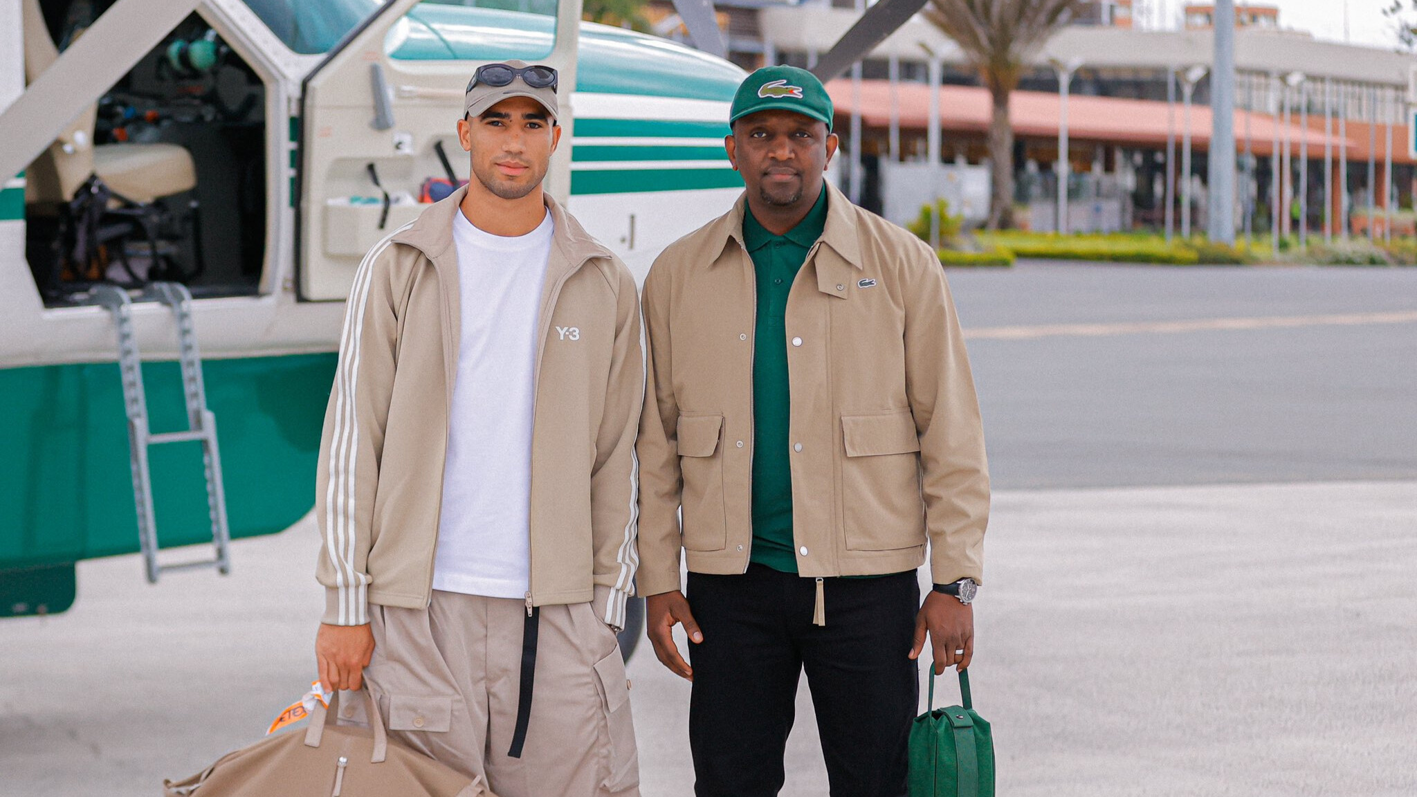 Achraf Hakimi en compagnie du président du club Young Africans SC en Tanzanie.