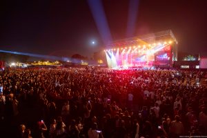Le public de la scène OLM Souissi lors du concert du groupe de K-Pop Ateez.
