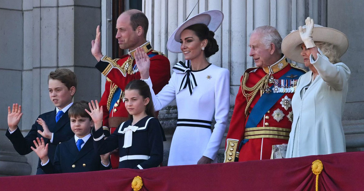 Kate, souriante, fait son retour en public à la parade d'anniversaire de Charles III