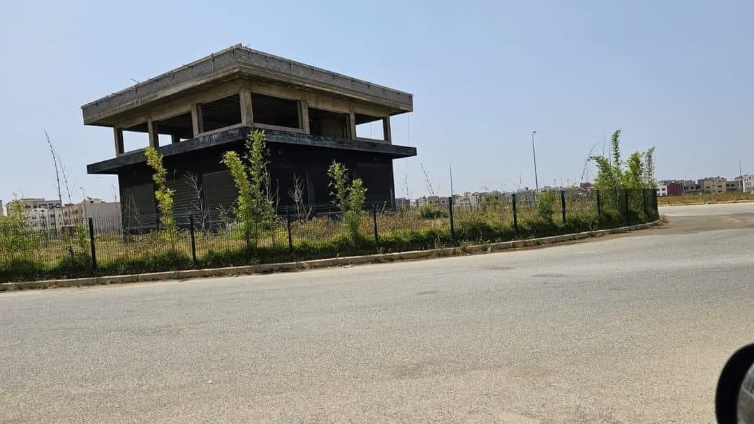 Projet de construction d'un café sur un rond-point à Sidi Allal El Bahraoui.