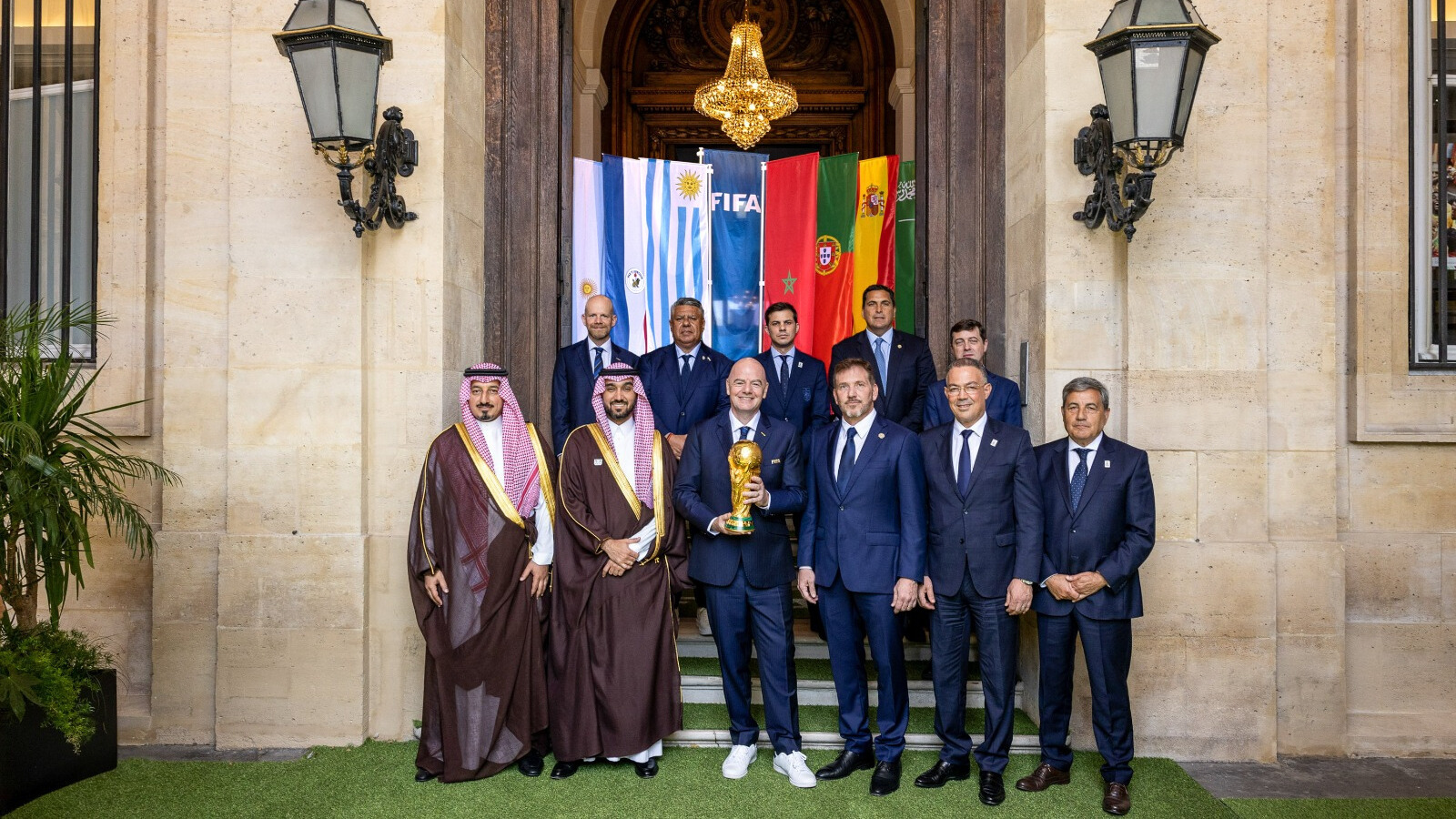 Cérémonie de dépôt officiel du dossier de candidature complet à la FIFA à Paris.