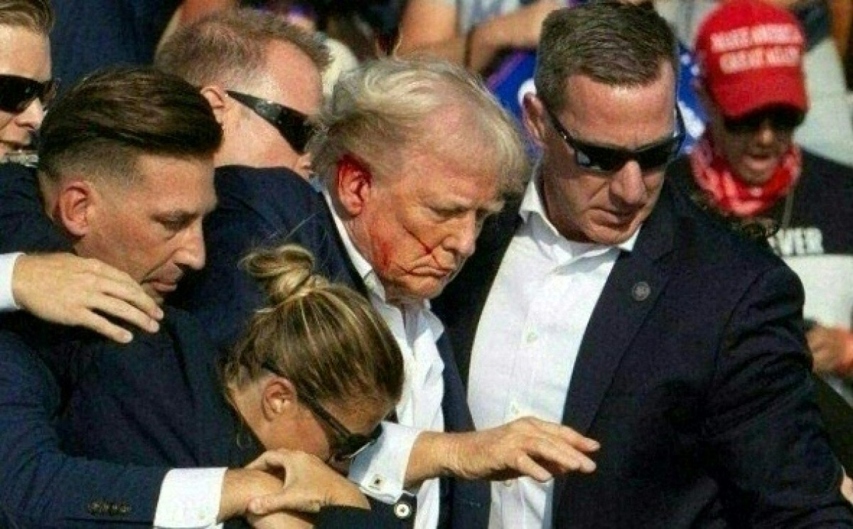 donald trump holds an election rally