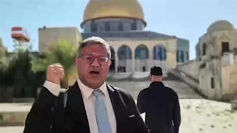 une capture d’écran tirée d’une vidéo de l’afptv montre le ministre israélien de la sécurité nationale, itamar ben gvir, s’exprimant à la mosquée al aqsa à jérusalem. photo : afp