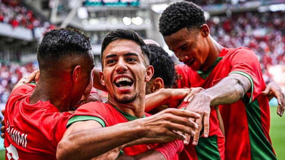 Ilias Akhomach entouré des Lionceaux de l'Atlas célébrant le but face à l'Albicéleste.