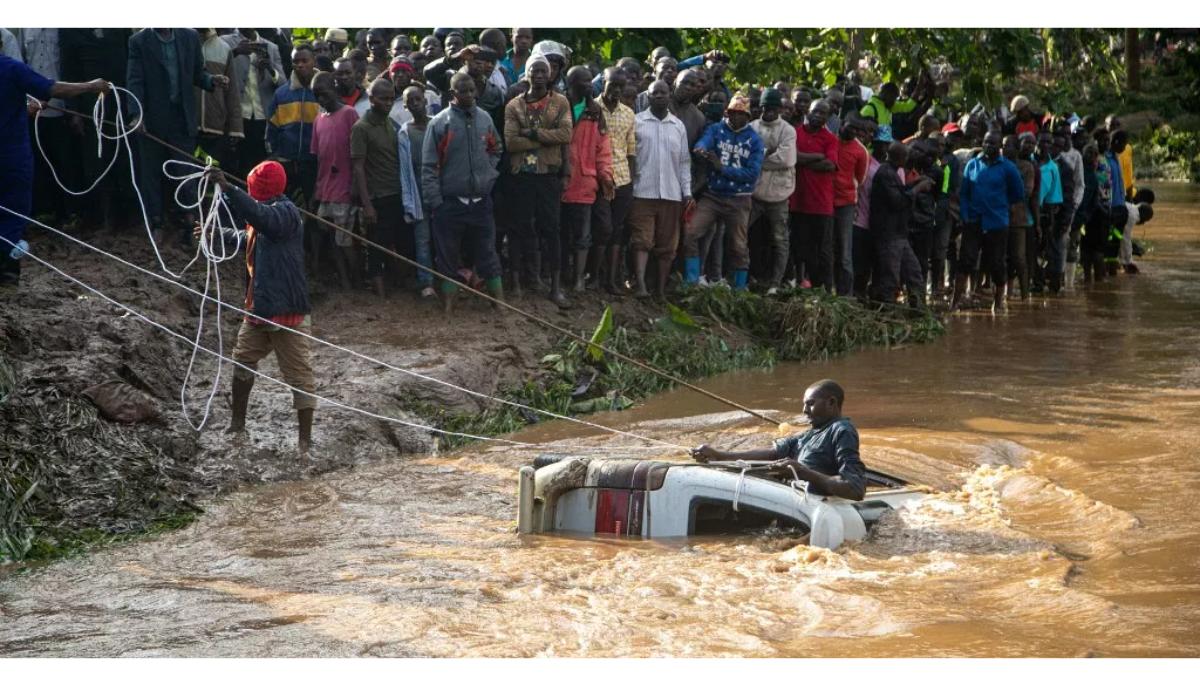 Des villageois tentent de retirer les corps de 14 personnes d'un minibus dans la rivière Nabuyonga à Namakwekwe, dans l'est de l'Ouganda