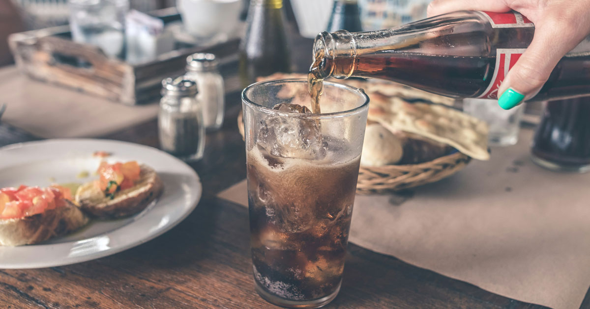 Des traces de microplastiques dans le Coca-Cola et le Schweppes en bouteille, selon une association française