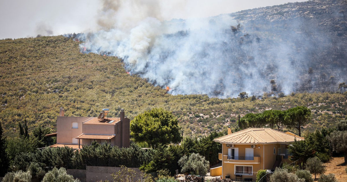 Grèce: les incendies se rapprochent d'Athènes, de nouvelles localités évacuées 
