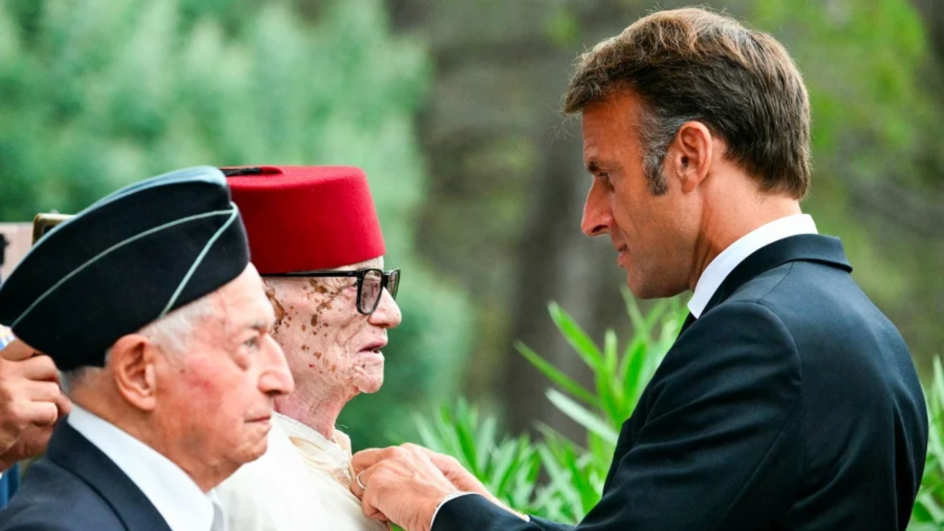 En blanc, Larbi Jawa décoré de la Légion d'honneur