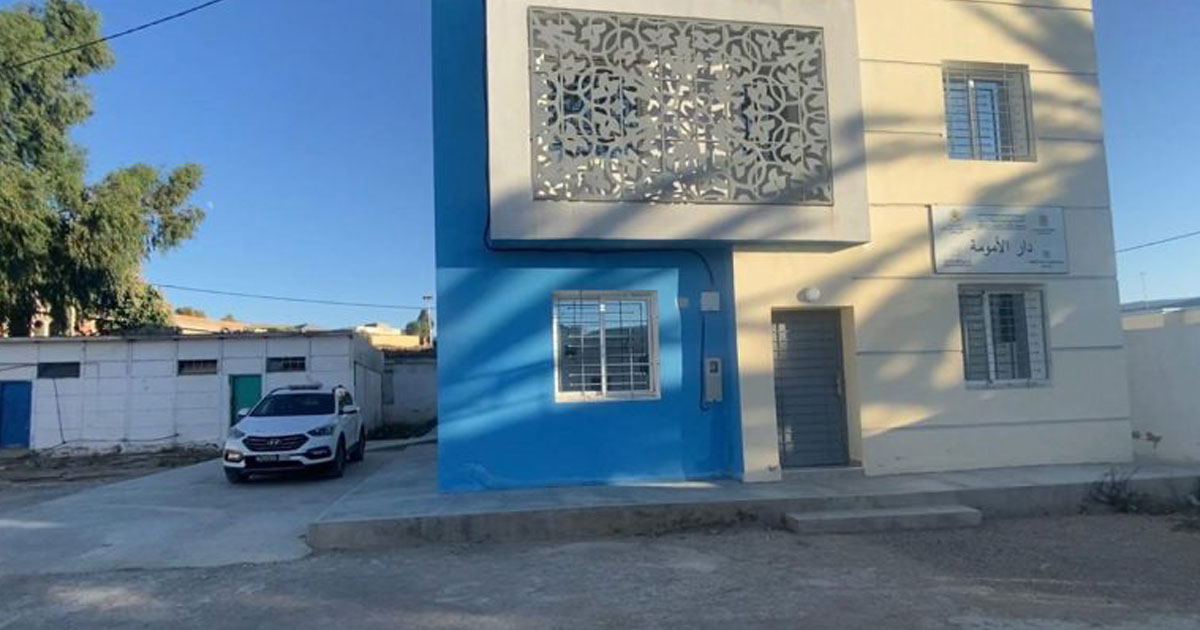 Larache : une femme accouche devant la Maison de la Mère de la commune de Beni Arouss