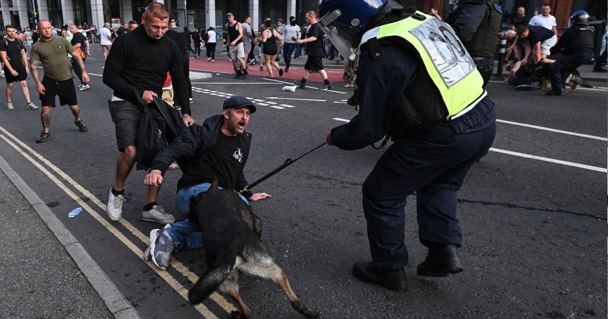 Royaume-Uni: violences entre police et manifestants d'extrême droite à cause de rumeurs